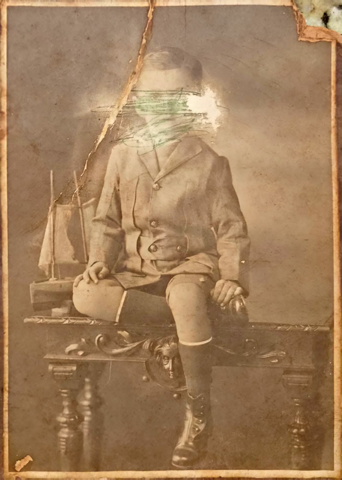 Foto antiga rasgada antes da restauração